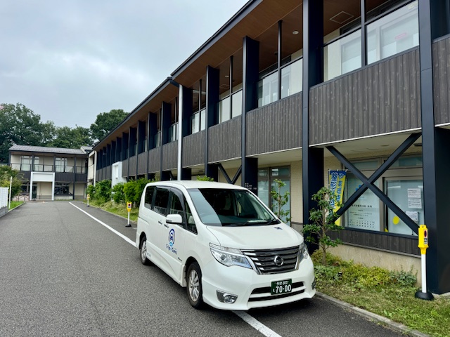 町田市山崎町のグランハート透析クリニックと福祉介護タクシー車両