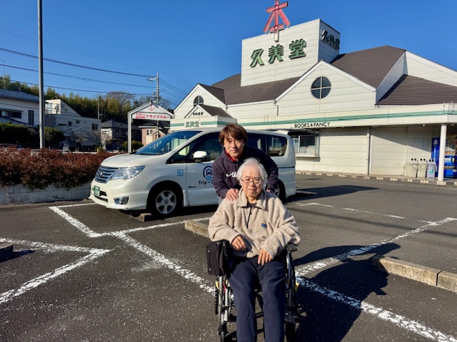 書店「久美堂」の前で車椅子に乗られているお客様と記念撮影
