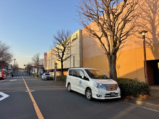 つくし野の街並みを背景にした福祉介護タクシー｜トリップケアの車両全体