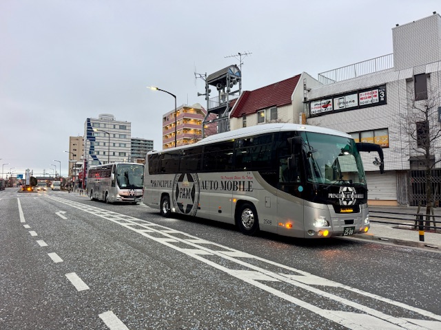 成田山新勝寺初詣へ向かう団体旅行の大型バス｜シニア旅時間