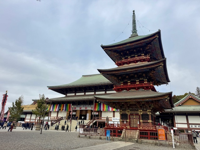 成田山新勝寺大本堂と三重塔｜ゆったり巡るシニアの初詣旅行