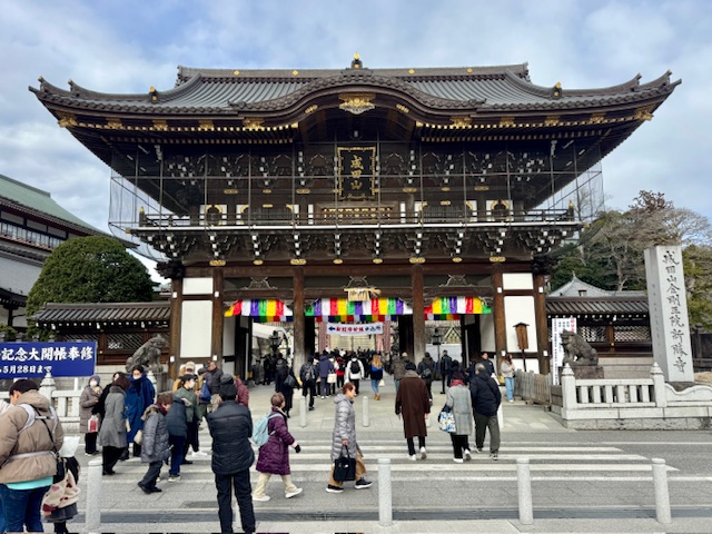 成田山新勝寺総門を訪れる初詣団体旅行｜シニア旅時間
