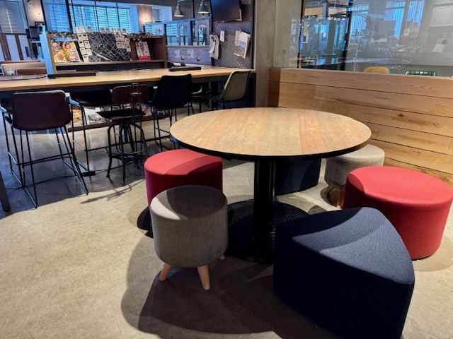 トリップケア町田店の店内
丸テーブル、かわいい丸い椅子、お飲み物も用意しております