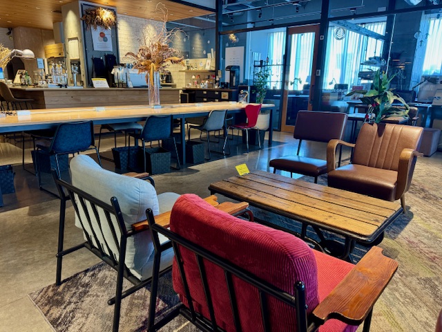 トリップケア町田店の店内
アンティークなテーブルと椅子、お飲み物も用意しております