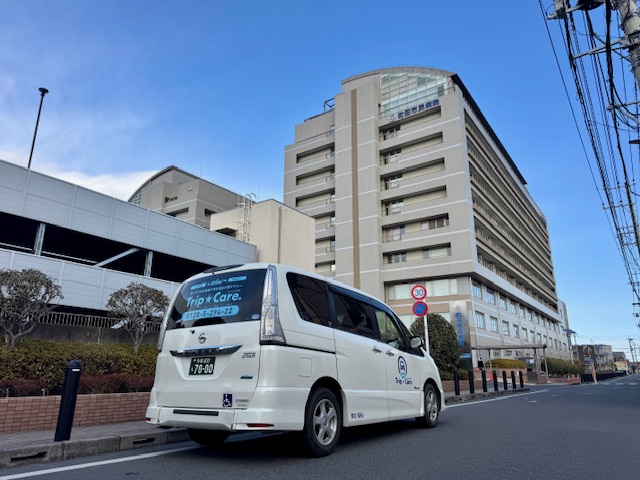 町田市民病院を背景に福祉介護タクシー