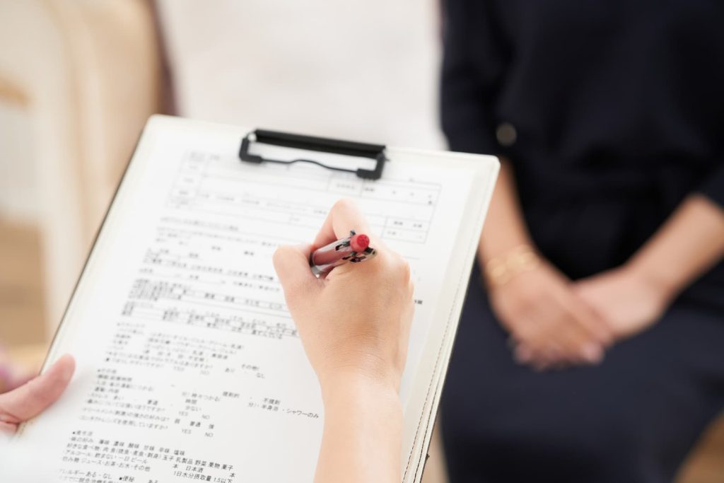 人工透析の通院をサポートする介護タクシーの送迎イメージ