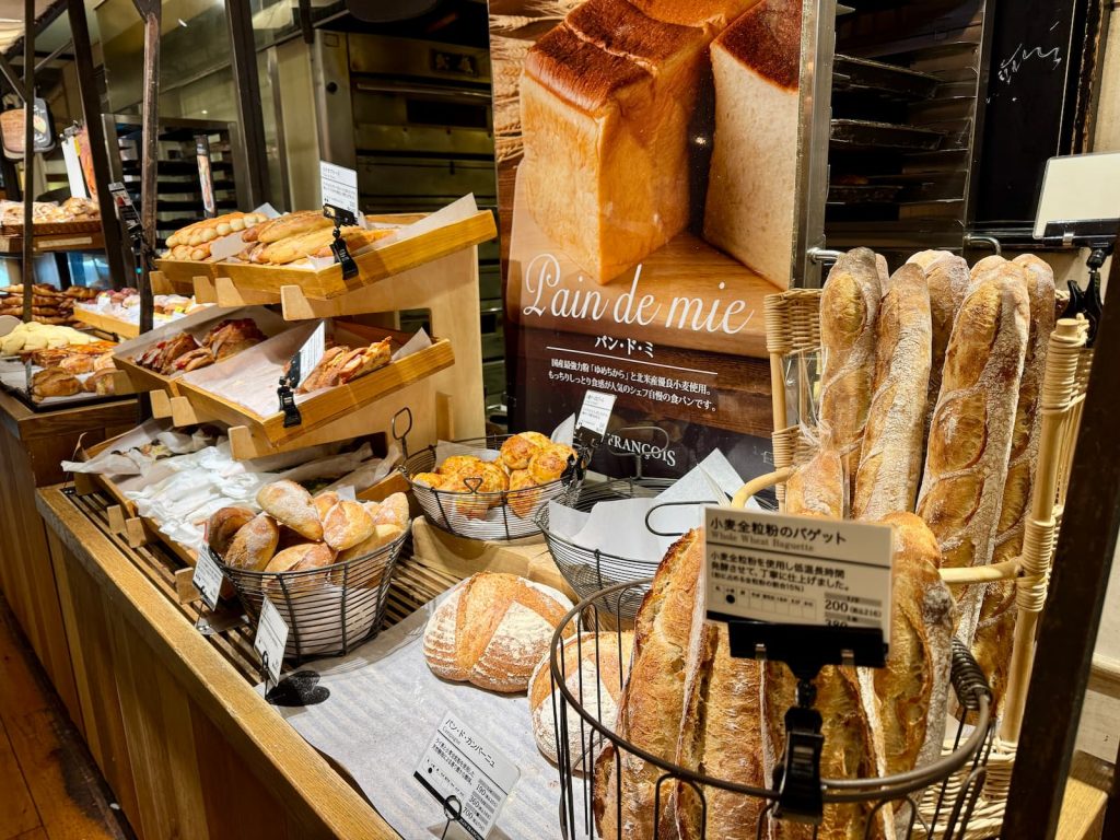 焼きたてパンが並ぶマルシェの売り場