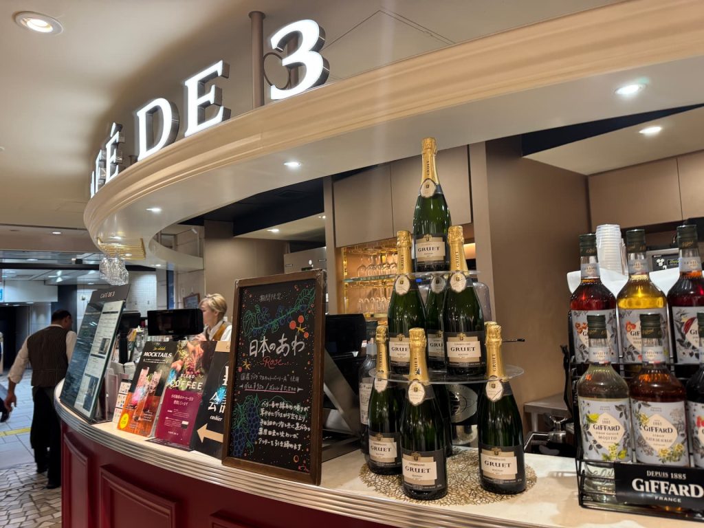 焼きたてパンが並ぶマルシェの売り場