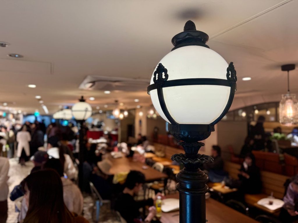 海外の市場のような雰囲気の飲食スペース