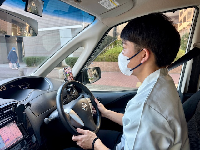 福祉介護タクシー Trip☆Care. のスタッフが安全運転でご利用者様をお迎えする様子