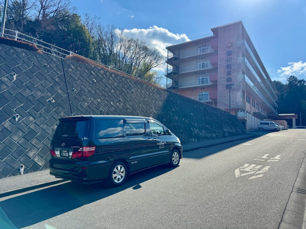 鶴川記念病院で待機する福祉介護タクシー車両