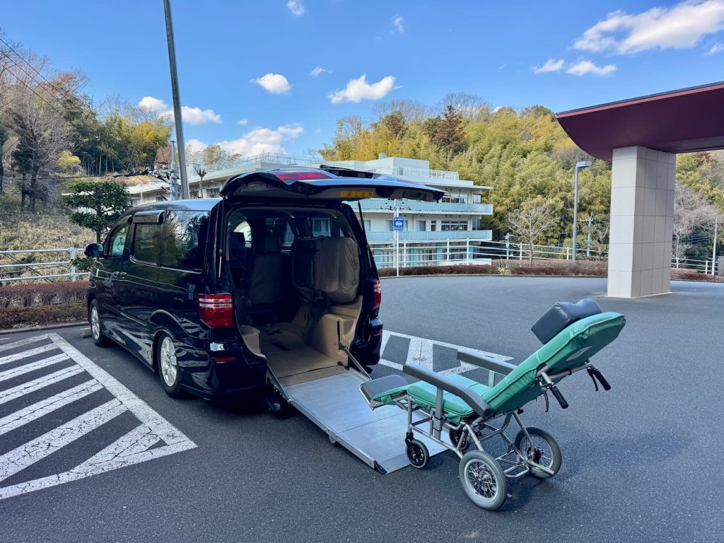 リクライニング車いすをスロープで福祉車両に載せる様子