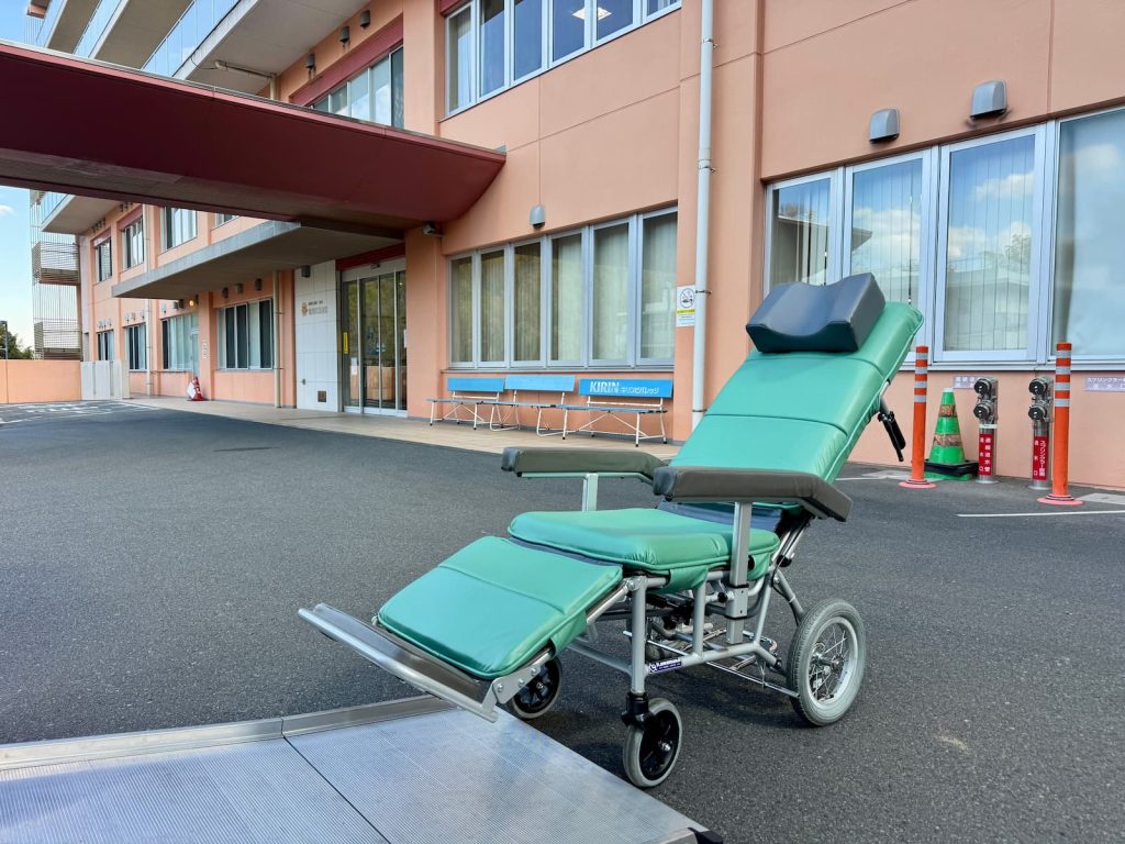体に負担をかけない姿勢で使えるリクライニング車いす