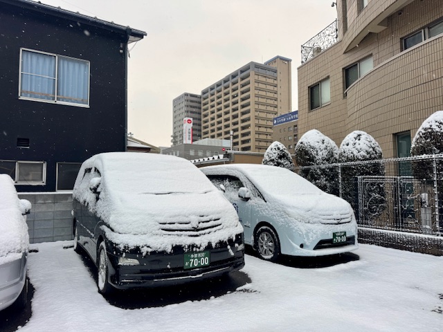 雪に包まれた営業車両の車庫の様子