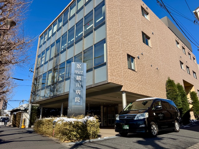 越川病院前に世田谷区成城に拠点を構える福祉介護タクシーTrip☆Care. 車両