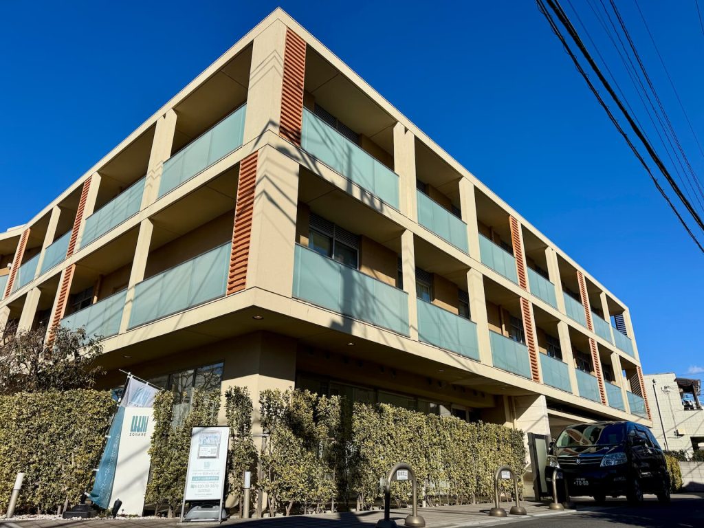 セナーレ祖師谷大蔵の外観と福祉介護車両