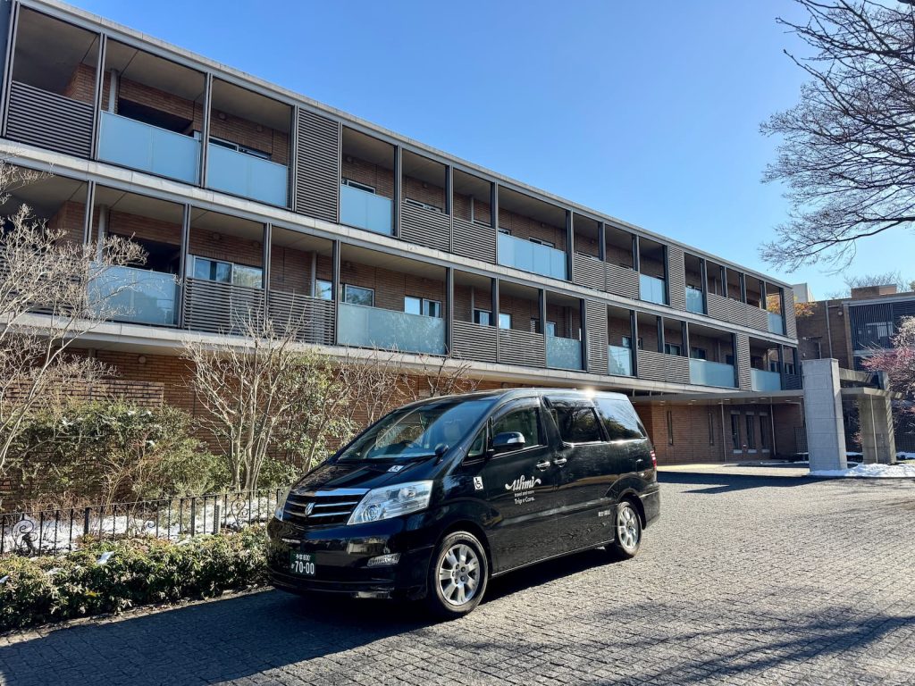 まるでホテルのような佇まい、成城欧林邸と福祉介護車両
