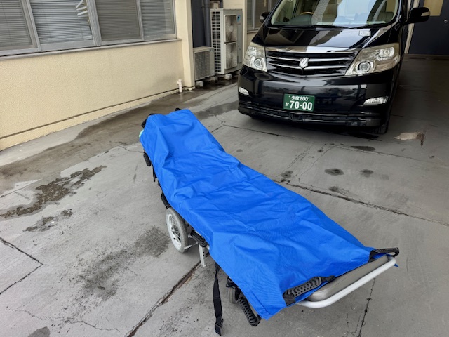 リクライニング車いすと担架を広げた緊急搬送の装備