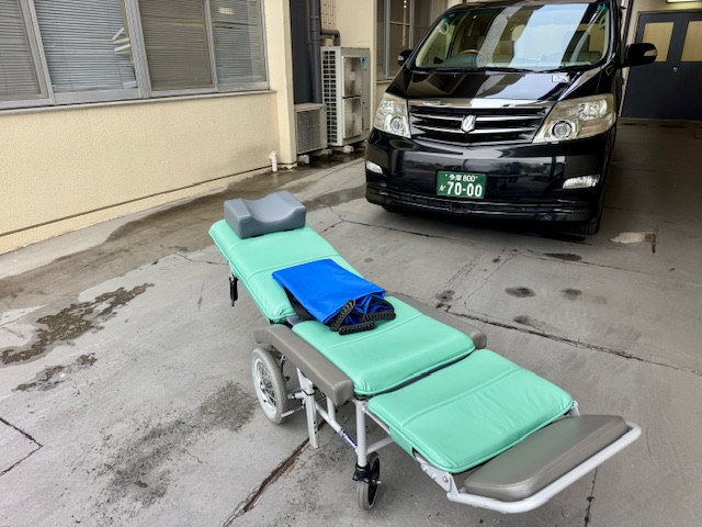 折りたたみ可能な搬送用担架とリクライニング車いす