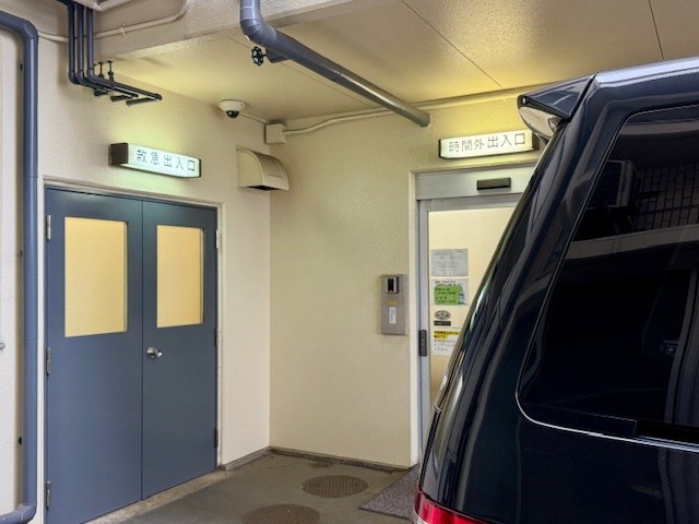 病院の緊急出入口前に停車した福祉介護タクシー車両