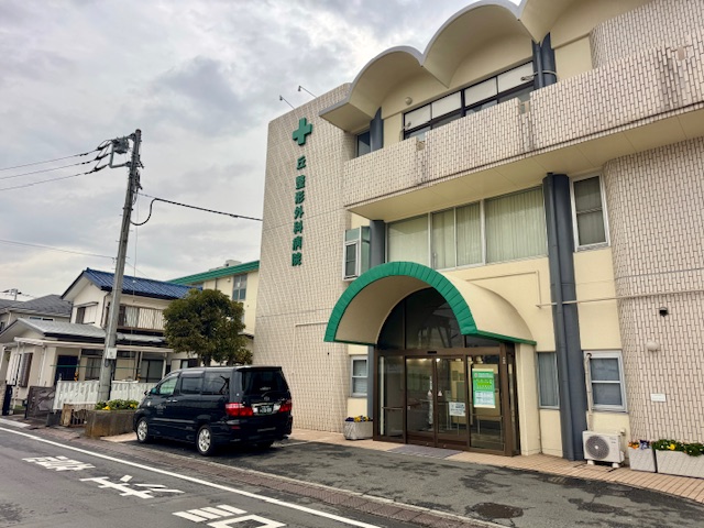 丘整形外科病院前に停車する福祉車両Trip☆Care.