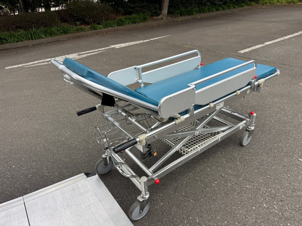 上体を起こせるリクライニング式ストレッチャー