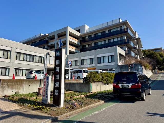 南町田病院を背景に町田市の福祉介護タクシー車両