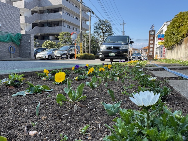 南町田病院入口の花壇と福祉介護タクシー車両（町田市）