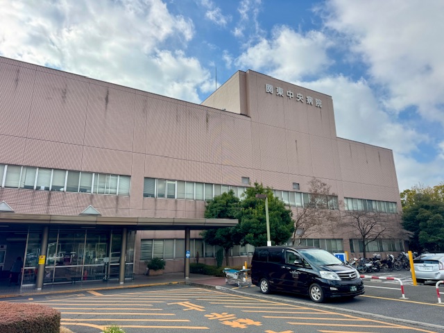 関東中央病院外観とTrip☆Care.介護タクシー車両の写真