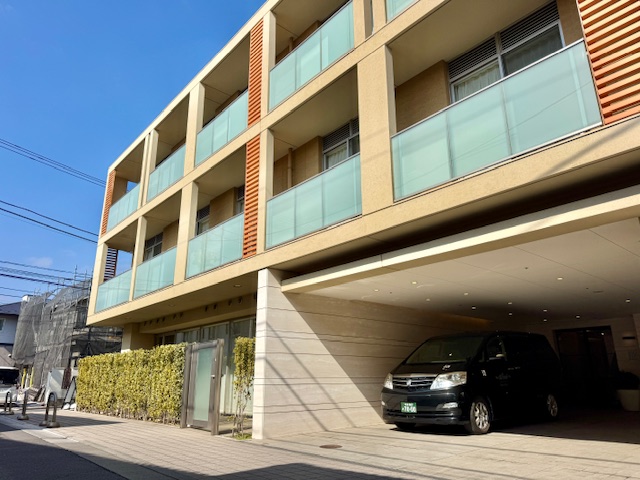 ソナーレ祖師ヶ谷大蔵外観とTrip☆Care.介護タクシー車両の写真