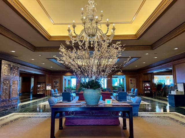 ホテル椿山荘東京ロビーのシャンデリアと装花