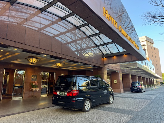 ホテル椿山荘東京エントランスと送迎車両外観