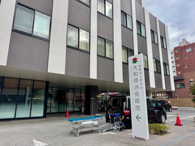 大和徳洲会病院でストレッチャーを準備した福祉介護タクシー車両