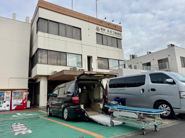 瀬谷ふたつ橋病院に到着した福祉介護タクシー車両とストレッチャー搬送の様子