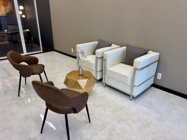 福祉介護タクシーTrip☆Care.の店内　お客様がお座りいただくソファー