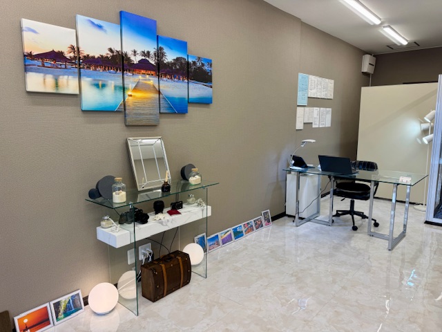 落ち着いた雰囲気を出す店内の受付及び装飾