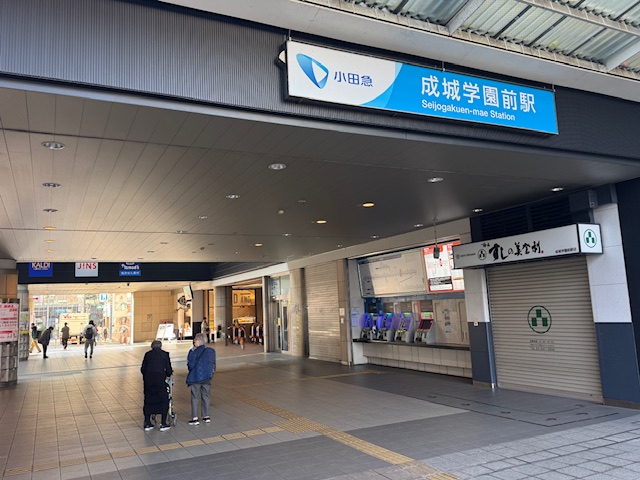 成城学園前駅をゆっくり歩く高齢のお二人の後ろ姿