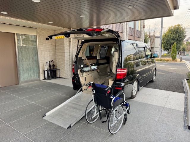 プレザングラン成城でスロープを下ろし乗車準備をする福祉介護タクシー