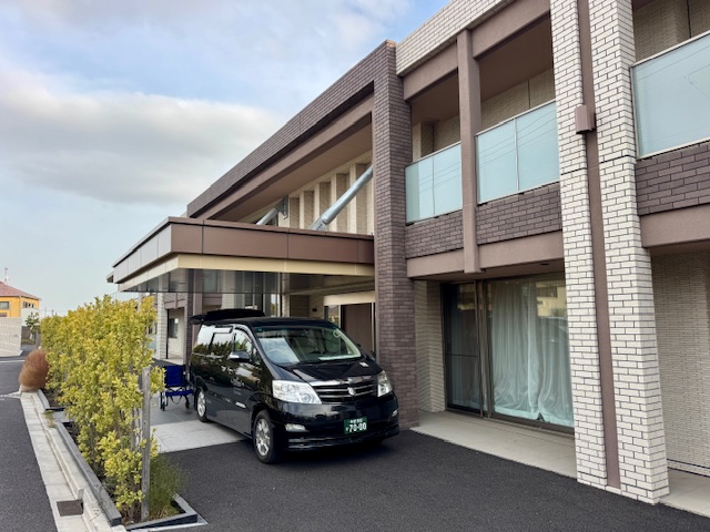 プレザングラン成城に到着した福祉介護タクシー車両