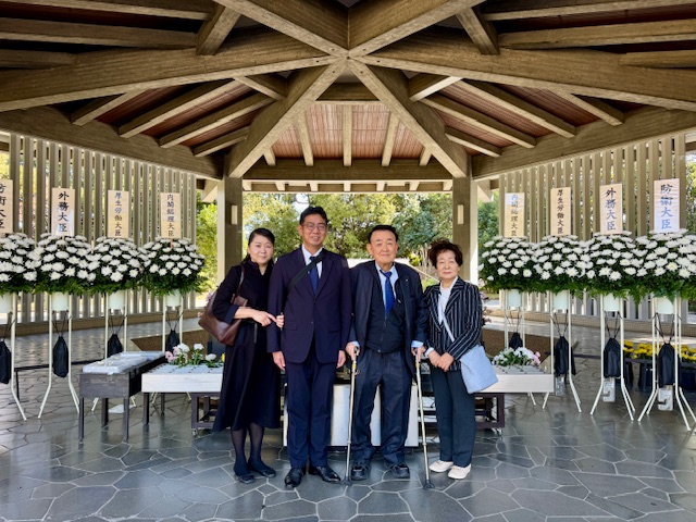 千鳥ヶ淵戦没者墓苑の六角堂(本家)で記念撮影をする家族