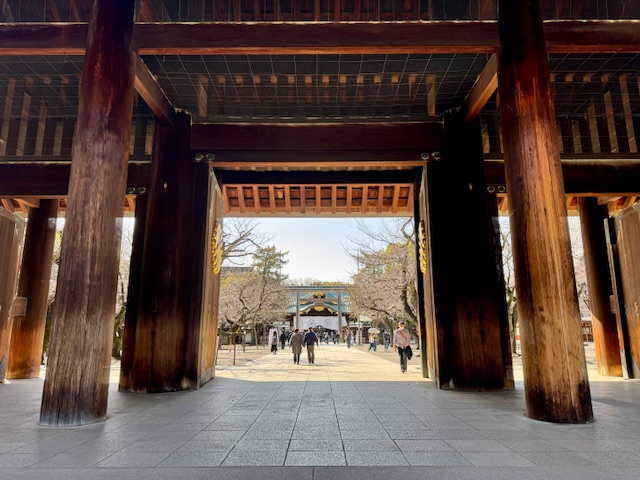 靖国神社の神門と中門鳥居、その向こうに拝殿