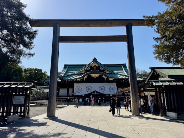 靖国神社の中門鳥居と拝殿