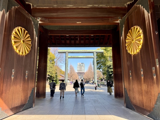 靖国神社の菊の紋章の神門と第二鳥居