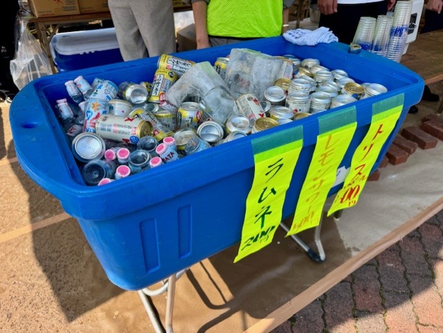 屋台でラムネ、レモンサワー、トリスハイボールをどぶづけに氷で冷やして販売する様子