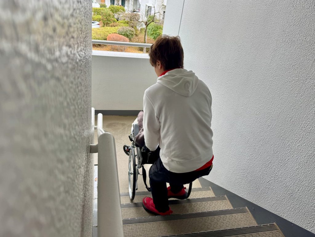 スタッフが階段介助をしている様子