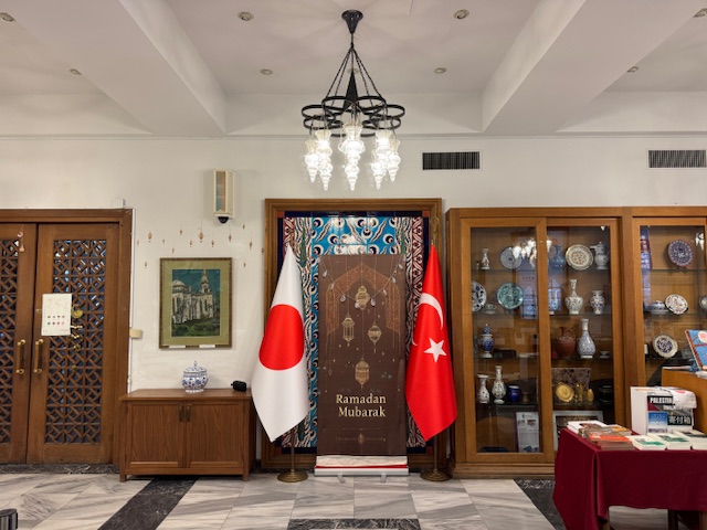 東京ジャーミイ・トルコ文化センターの日本とトルコの国旗