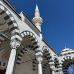 東京ジャーミイ・トルコ文化センターの鮮やかなアーチとシンボルタワー