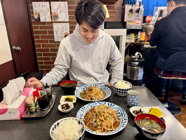 スタッフとの昼食、牛もやし定食