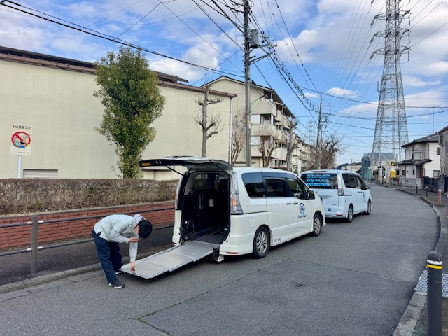 スロープ車両の福祉介護タクシー、お客様を乗せる準備