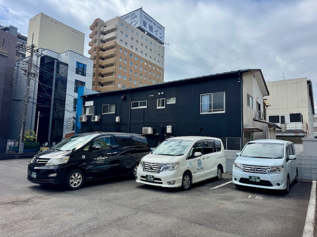 3台並ぶ当社の介護タクシー車両